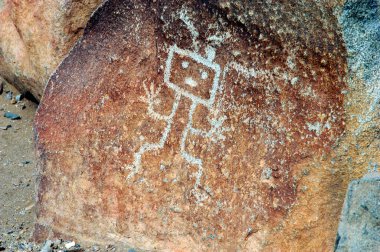 Petruglifler, insan figürünün arkeolojik kültür alanı olan karal peru ile rock yapar.