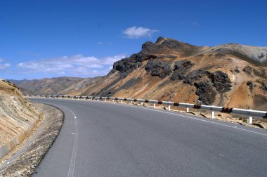 Peru And Dağları 'nın dağlık kesimlerindeki kıvrımlı dağ yolu