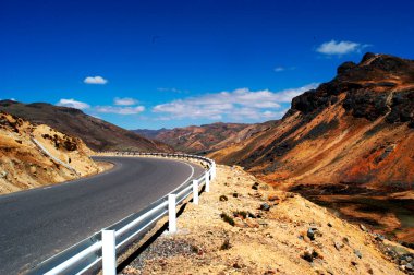 Peru And Dağları 'nın dağlık kesimlerindeki kıvrımlı dağ yolu