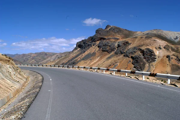 Peru And Dağları 'nın dağlık kesimlerindeki kıvrımlı dağ yolu