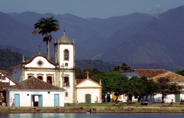 Brezilya 'nın Rio de Janeiro eyaletindeki tarihi Paraty kasabasının kanalı manzaralı.
