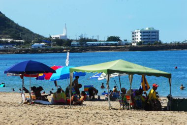 SALINAS Ekvador şehrinde tekneleri olan tropik körfez plajı