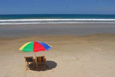 Pasifik Okyanusu tropikal plajı ve yalnız şemsiyesi Mancora Peru