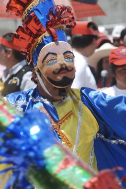 Cajamarca karnavalının geleneksel şenliği, tipik ve renkli kostümlü müzisyen ve dansçıların geçit töreni. - Cajamarca Peru.