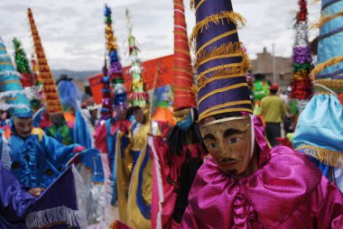 Cajamarca karnavalının geleneksel şenliği, tipik ve renkli kostümlü müzisyen ve dansçıların geçit töreni. - Cajamarca Peru.