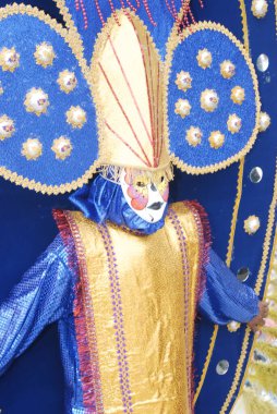 Cajamarca karnavalının geleneksel şenliği, tipik ve renkli kostümlü müzisyen ve dansçıların geçit töreni. 3 Mart 2019 - Cajamarca Peru.