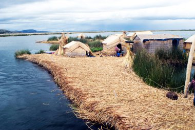 Peru, Puno: Titicaca Gölü panoramik manzaralı sazlık evler ve tekneler, Uros 'un yerli kültürü