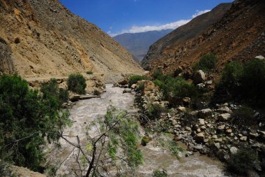 Peru And Dağları 'ndaki kirli yolda eğri ve mavi gökyüzü kücük panoramik viux ve nehir