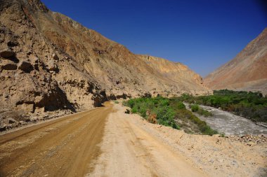 Peru And Dağları 'ndaki kirli yolda eğri büğrü ve mavi gökyüzü cusco panoramik viux' su olmayan insanlar.