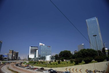 Lima, Peru manzaralı San Isidro 'daki Via Expresa otoyolu, finans bölgesi. Gündüz trafik sıkışıklığı ve araç ışıkları. Claro, Rimac ve Ripley binaları