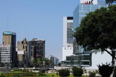 Lima, Peru manzaralı San Isidro 'daki Via Expresa otoyolu, finans bölgesi. Gündüz trafik sıkışıklığı ve araç ışıkları. Claro, Rimac ve Ripley binaları