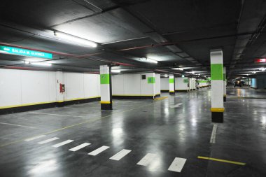 Çok katlı bir binada oturanların garaj numarası olan büyük bir otopark, boş.
