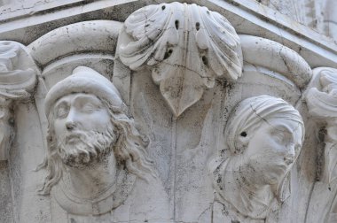 Caryatid heykeli Buenos caddesindeki eski evin cephesini süslüyor.