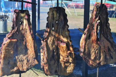 Asado, geleneksel, bulaşık Arjantin, kızarmış et, et, çeşitli, etler, fırın, barbekü, dikey, ızgara, etrafına konmuş közler, büyük Brezilya közleri.,