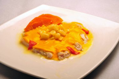 Peru yemeği çağrısı, rokoto ve huancaina sosu soslu tiradto balığı patatesli mısır.