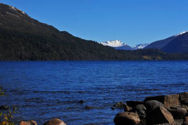 Arjantin Neuquen Prodence Panoramic Viux San Martin de los Andes, Lacar Gölü Dağ manzarası Mavi gökyüzü
