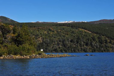 Arjantin Neuquen Prodence Panoramik Viuxb San Martin de Los Andes, Lacar Gölü Dağ manzarası Mavi gökyüzü