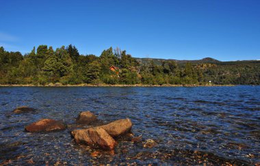 Arjantin Neuquen Prodence Panoramic Viux San Martin de los Andes, Lacar Gölü Dağ manzarası Mavi gökyüzü