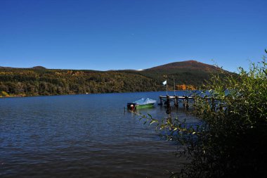 Arjantin neuquen patagonia, panoramik viux dağ trre ve lacar gölü mavi gökyüzü