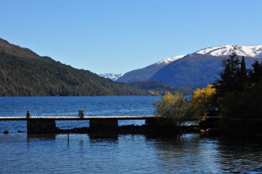 Arjantin neuquen patagonia, panoramik viux dağ trre ve lacar gölü mavi gökyüzü ahşap iskele