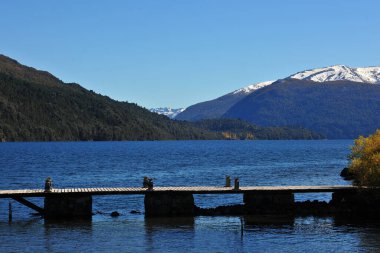 Arjantin neuquen patagonia, panoramik viux dağ trre ve lacar gölü mavi gökyüzü ahşap iskele