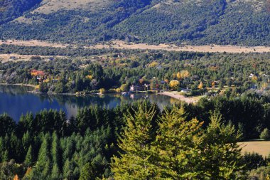 Sonbaharda ağaçlı orman ve soğuk bir sabah pintoresk neuquen arjantin panoramik viux akçaağaç lacar gölünde güneş yapraklarının arasından.