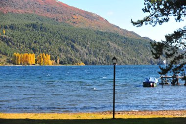 San Martin 'in Arjantin Neuquen vilayetinde, Patagonya' da sonbaharda ağaçlar, Arjantin lacar gölü panoramik viux, dağ gökyüzü manzarası, San Martin de los andes