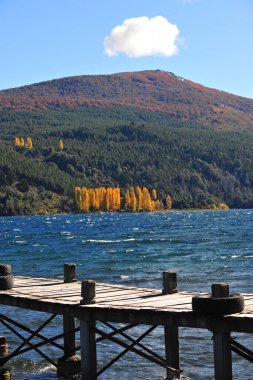 San Martin 'in Arjantin Neuquen vilayetinde, Patagonya' da sonbaharda ağaçlar, Arjantin lacar gölü panoramik viux, dağ gökyüzü manzarası, San Martin de los andes