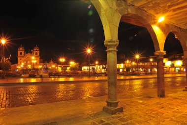 Geceleri Cusco ana meydanında Katolik dini katedrali Peru panoramik viux mimarisi gece katedrali