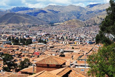 Şehrin mimarisi, katedralleri ve tarihi evleriyle Peru Cusco panoramik manzarası
