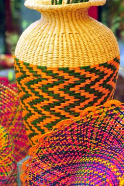 Ev depolama için sapı ve kapağı olan el yapımı saman hasır sepetleri kapatın. Doğal iç unsurlar Peru.