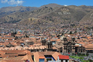 Peru cusco panoramik viux, tarihi şehir dağ günü katedrali ve plaza de armas, tupac amaru anıtı