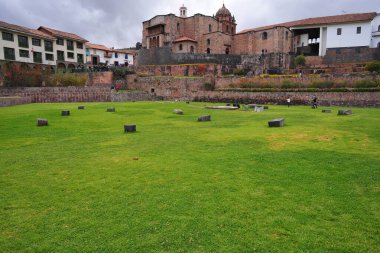 CusCO, PERU Qorikancha harabeleri ve Cusco, Peru 'daki Santo Domingo manastırı