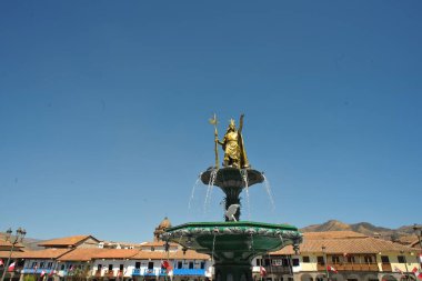 Gündüzleri Cuzco Meydanı 'nda Katolik dini katedrali ve İnka Pachacutec Peru' nun heykeli ve su çeşmesi bulunur.