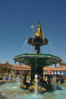 Gündüzleri Cuzco Meydanı 'nda Katolik dini katedrali ve İnka Pachacutec Peru' nun heykeli ve su çeşmesi bulunur.