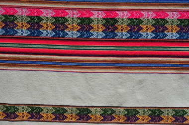 Peru kültürünün tarihi el yapımı geometrik şekilleri ve renkleri ile alpaka yününün arka planı, yakın çekim