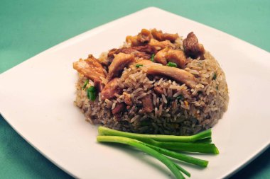 Peru yemeği arroz şöförü, sebzeli bir tabak kızarmış pirinç ve farklı etler..