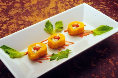 Tipik Peru yemekleri çünkü içi ton balığı ve sebzeyle doldurulmuş patates püresi doldurulmuş.