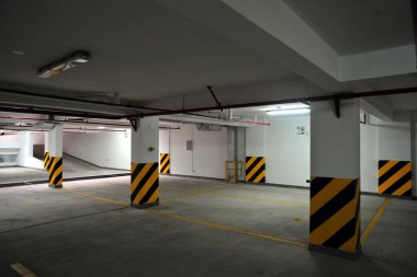 Çok katlı bir binada ikamet edenler için yeterli otopark numarası var..