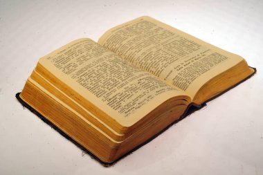 Yahudi İncili Seçici odaklanma. Eski kullanılmış Yahudi kitapları. Yazı sayfalarını aç. Kapatılıyor