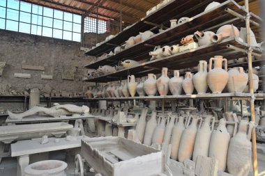 Napoli, İtalya -- 79. yüzyılda Vesuvius yanardağının patlamasından çıkan küllerin içine gömülen Pompeian 'ın üretimi