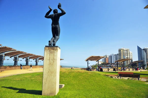 Lima, Per 'in Miraflores semtindeki Larcomar alışveriş merkezi. Alışveriş merkezi uçuruma inşa edilmesiyle bilinir..