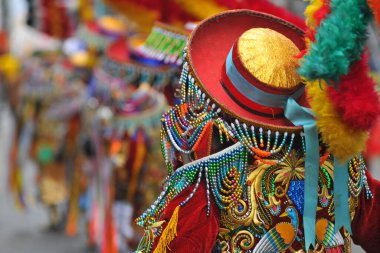 Huanuco karnavalında geleneksel kıyafetleriyle renkli maskeli zenciler Peru sokaklarında dans ediyor.