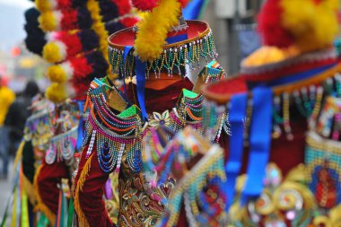 Huanuco karnavalında geleneksel kıyafetleriyle renkli maskeli zenciler Peru sokaklarında dans ediyor.