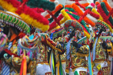 Huanuco karnavalında geleneksel kıyafetleriyle renkli maskeli zenciler Peru sokaklarında dans ediyor.