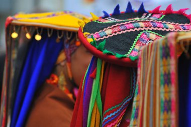 Geleneksel renkli kıyafetleriyle Peru sokaklarında dans eden Cuzco Karnavalı