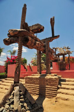 Lania 'nın üzüm yetiştirme köyünde eski şarap presi Lenos' la birlikte tatlı şarabı üretimi için açık bir müze. Limasol. Kıbrıs