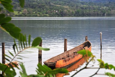 Güzel Mauritius palmiyeleri ile mavi göl manzarası gölün sakin sularında yansıyan, Amazon yağmur ormanlarındaki ahşap iskele Tarapoto Peru