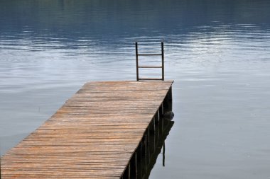 Güzel Mauritius palmiyeleri ile mavi göl manzarası gölün sakin sularında yansıyan, Amazon yağmur ormanlarındaki ahşap iskele Tarapoto Peru