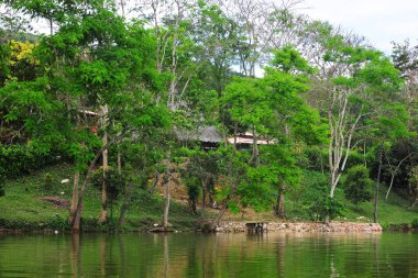 Tarapoto Peru 'daki mavi göl laguna azul, panoramik viux, yağmur ormanı, ahşap rıhtım amazonik evi ve otel.